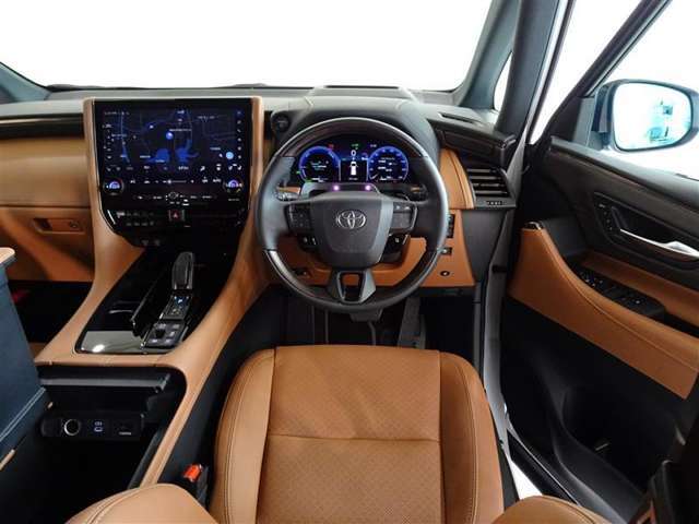 革巻きステアリングで快適な操作性の運転席です。
