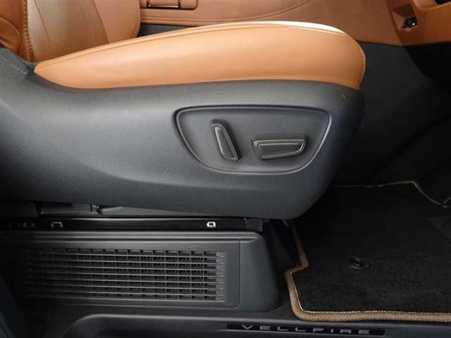 パワーシート搭載。微妙な調整が手軽にでき、ピッタリのポジションで運転することが可能です。