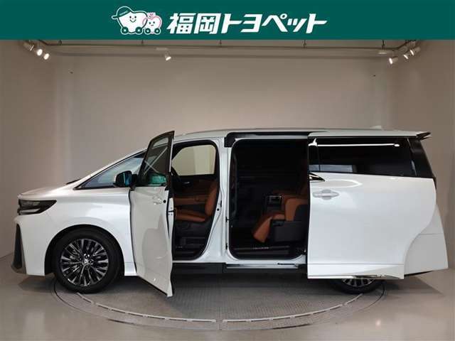 両側パワースライドドア付きだから、狭い駐車スペースなどでの 乗り降りラクラク！小さなお子さまのいるご家庭には嬉しい装備。