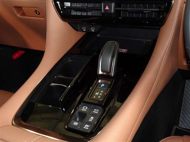 電動パーキングブレーキ・ブレーキホールドを装備してます。ホールド機能は信号待ちが多い一般道で疲労軽減になり、大好評です！