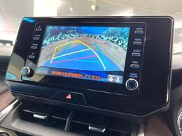 【バックカメラ】駐車時に後方がリアルタイム映像で確認できます。大型商業施設や立体駐車場での駐車時や、夜間のバック時に大活躍！運転スキルに関わらず、今や必須となった装備のひとつです！