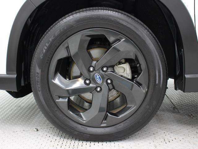 ダークメタリック塗装の18インチアルミホイールを装着しています。タイヤサイズ225/55R18