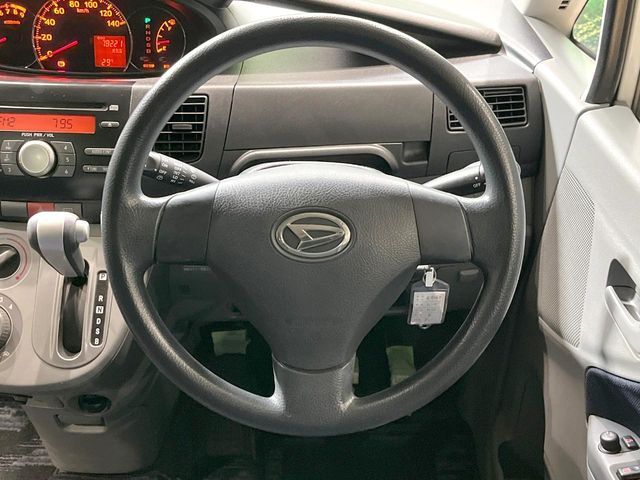 インテリアに合わせたデザインのステアリングは、運転される方のことも考え、運転しやすい形状、大きさです。是非一度、実際に触ってお確かめください。