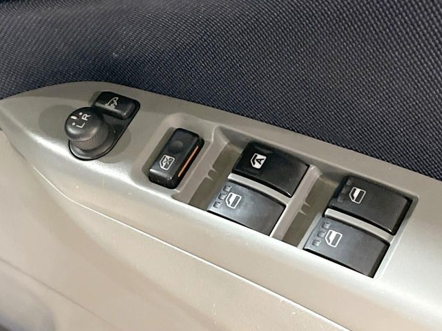【電動格納ミラー】サイドミラーは電動格納式となっており、狭い駐車場でもキズがつくリスクを抑えられます。