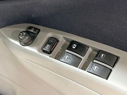 【電動格納ミラー】サイドミラーは電動格納式となっており、狭い駐車場でもキズがつくリスクを抑えられます。