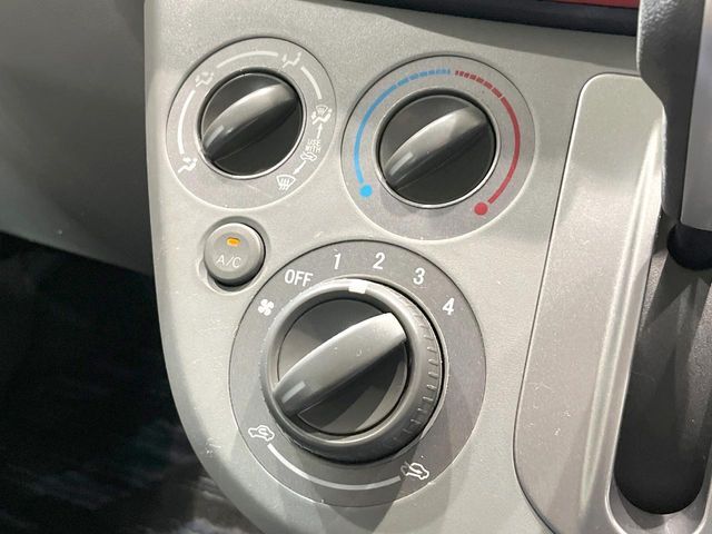 寒い冬も暑い夏も全席に快適な空調を届けてくれる、ダイヤル式エアコンを装備♪