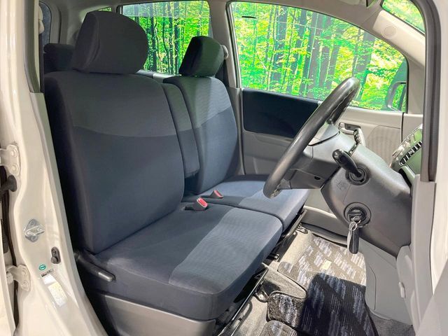 運転席シート廻りは使用感も少なく、良好な状態となっています。丁寧に使われていたことがよくわかりますね。