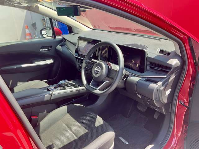 運転席も広々とゆったりしております。アームレストも装備しており快適にドライブしていただけます。