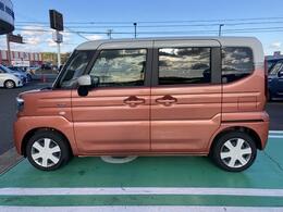 こちら側の車体後方にガソリンの給油口があります。タンクの容量は27Lでございます。