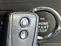 【キーフリーシステム】カバンやポケットに入れたままでもドアの施錠・解錠が可能なスマートキーを装備。エンジンのオン・オフ時もカギを取り出す必要が無いからとっても便利です♪