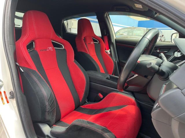 【専用スポーツシート】ホールド性に優れ、カーブ時の体が流れを抑制してくれます。また、体にフィットするから腰や背中が疲れにくく、ロングドライブや高速走行でも快適にお過ごしいただけます♪