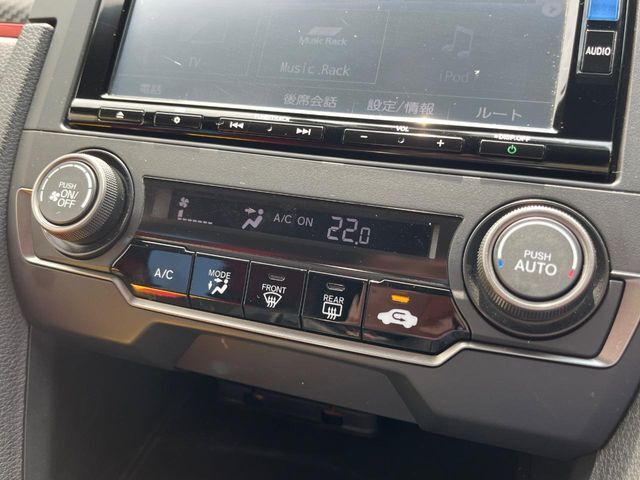 【左右独立型フルオートエアコン】運転席と助手席でそれぞれお好みの温度に設定可能。同乗者にも配慮した、快適な空調をお届け致します。