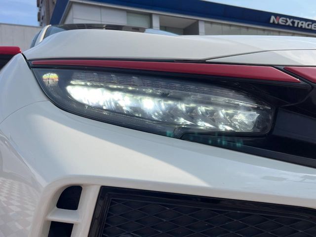 【LEDヘッドライト】悪天候や夜間走行時も良好な視界を確保し安心して運転できる高輝度LEDヘッドライトを装備！点灯速度が早く、消費電力も抑えられています。