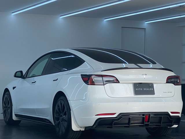 【展示場】車両展示スペースで、いつでも明るいライトの下で天候にされることなくはっきりと車の状態を確認すること出来ます。専用駐車場有り。電車でお越しの際はご連蔵頂ければお迎えに上がります【送迎】