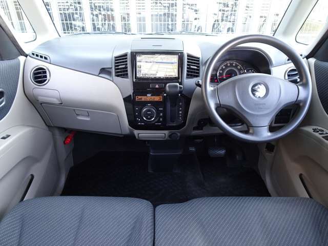 【インパネ周り】視界がよく運転しやすい設計となっております。インパネ周りもすっきりと洗練されたデザインで高級感が溢れています☆日々のドライブを飽きさせません♪