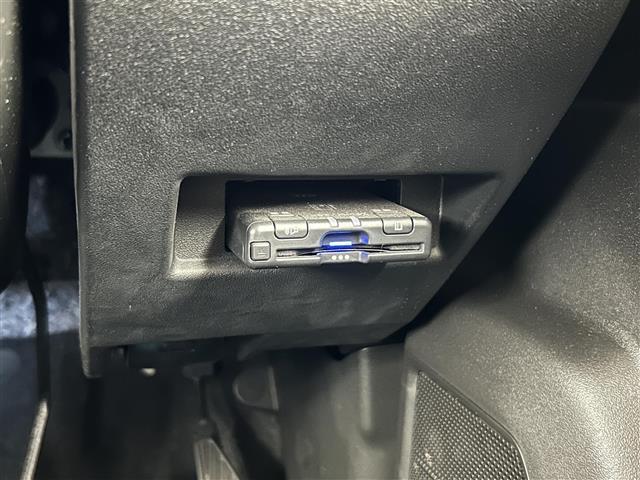 【ETC】有料道路を利用する際に料金所で停止することなく通過できる、ETC車載器（ノンストップ自動料金収受システム機器）が装備されています。セットアップを行うことで利用可能になります。