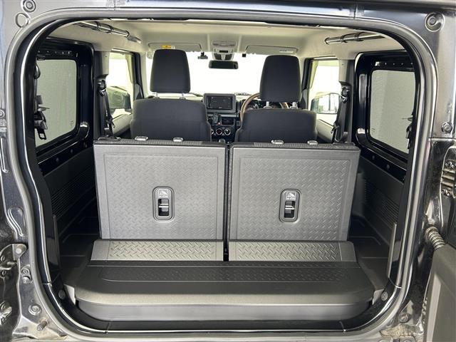 【トランク】積み込みやすくて、たっぷり積める荷室です。シートアレンジできるものは、乗車人数と荷物の量や大きさによってシートを動かすことができるので、より快適なドライブが可能です！