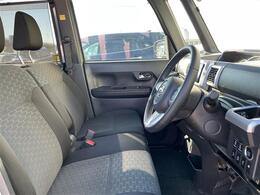 【運転席】座り心地が良いシートなので長時間の運転でも快適にお過ごしいただけます。新品のフロアマットのご注文も可能です。掲載箇所以外にご希望の写真がございましたらお気軽にお問い合わせ下さい。