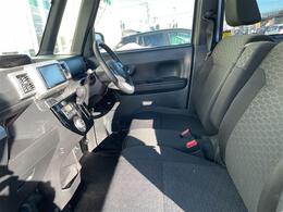 【助手席】きれいな助手席なので家族や友だちに乗ってもらっても安心です！新品のフロアマットのご注文も可能です。掲載箇所以外にご希望の写真がございましたらお気軽にお問い合わせ下さい。