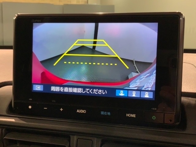 リバースギアに入れるだけで後方の表示へ切り替わります。夜間や雨の日の駐車も楽になりますよ。
