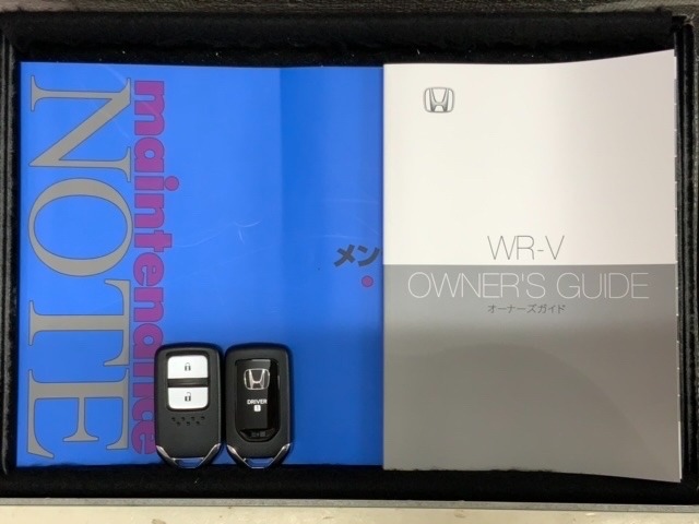 スマートキーは鍵をバッグに入れたままでもドアロックの開閉やエンジンのON・OFFができます。夜間や雨の日も鍵を探さなくて良いので便利です。