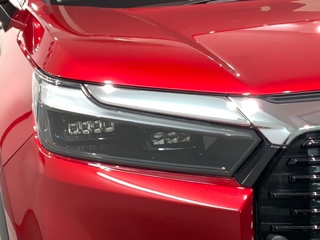 LEDヘッドライトは、点灯の瞬間から最大光量を発揮し、突然暗くなるトンネルなどでの安定感を高めます。