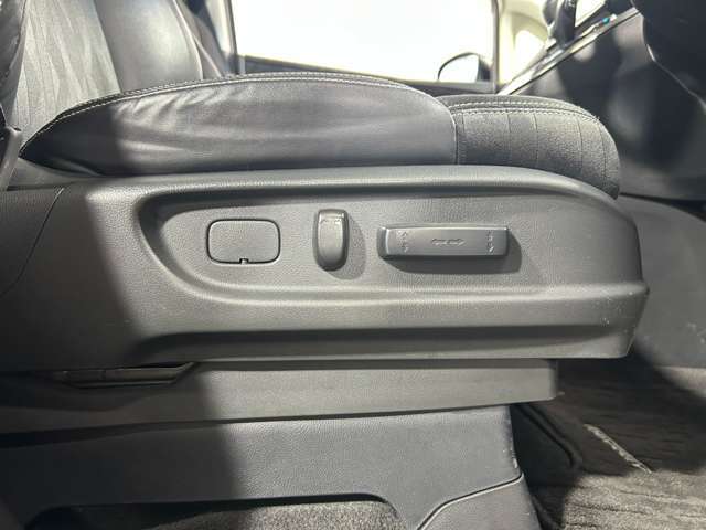 【電動パワーシート】最適なシートポジションを提供し快適にお過ごしいただけ、助手席は足元にお荷物を置いてもゆとりのある空間です。