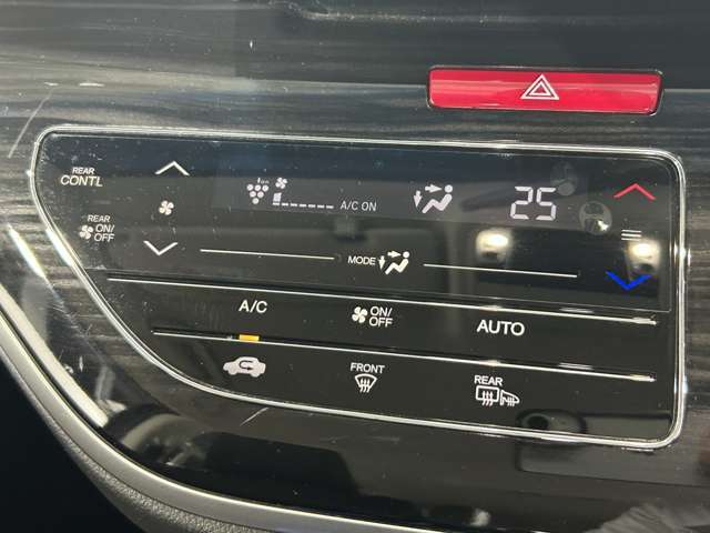 【オートエアコン】車内温度を感知して自動で温度調整をしてくれるのでいつでも快適な車内空間を創り上げます！