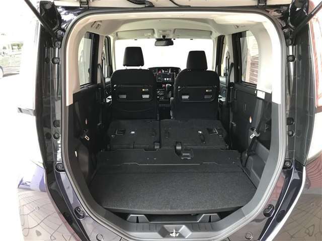 リヤシ-トを格納すると、広大な荷室が便利に使えます。