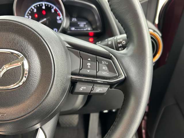 【マツダ・レーダー・クルーズ・コントロール（MRCC）】先行車との速度差や車間距離を認識し、設定した車速内で車間距離を自動で調整・維持することで、高速道路などでドライバーの負担を軽減します。