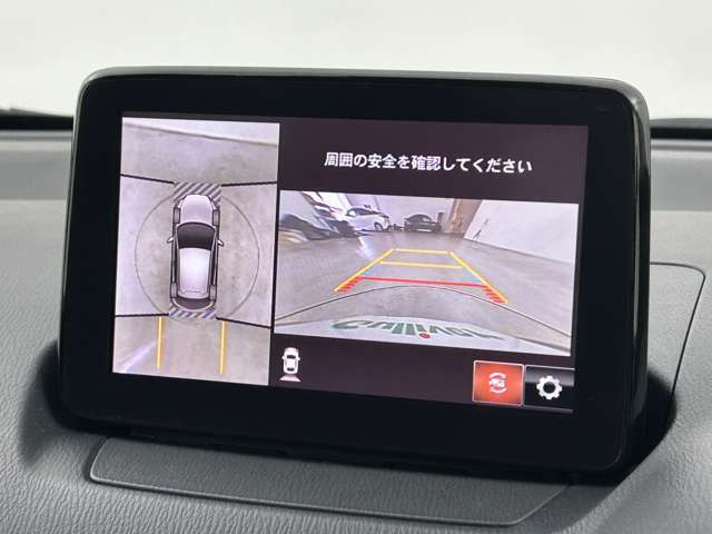 【360°ビュー・モニター】まるでクルマを真上から見下ろしたかのような視点で駐車をサポートします！クルマの斜め後ろや真横など、前後左右の4つのカメラの映像が合成されて、モニターに映し出されます。