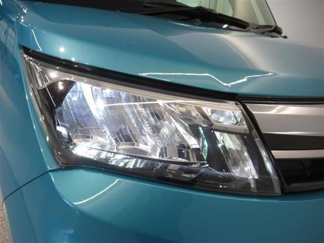 LEDヘッドランプ。消費電力も少なく寿命も長いのがLEDの特徴。HIDのような点灯のタイムラグもなくパッと明るくなるのも特徴です。