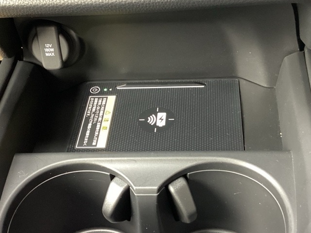 ワイヤレス充電器です！置くだけ充電が可能です♪対応したスマートフォンであれば、充電は可能です！