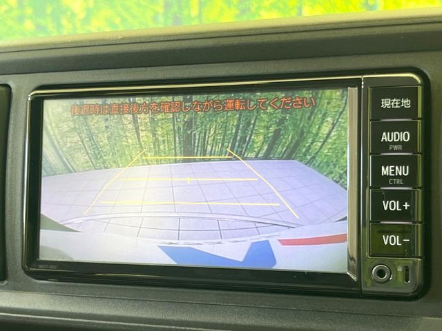 【バックカメラ】駐車時に後方がリアルタイム映像で確認できます。大型商業施設や立体駐車場での駐車時や、夜間のバック時に大活躍！運転スキルに関わらず、今や必須となった装備のひとつです！