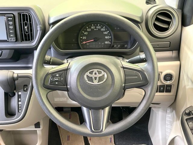 インテリアに合わせたデザインのステアリングは、運転される方のことも考え、運転しやすい形状、大きさです。是非一度、実際に触ってお確かめください。