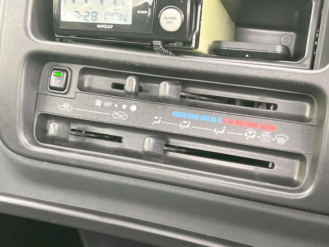 寒い冬も暑い夏も全席に快適な空調を届けてくれる、ダイヤル式エアコンを装備♪