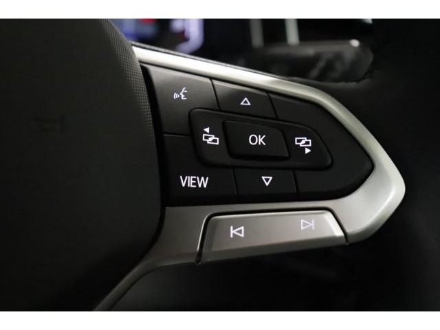 ハンドルは前後、上下で調節することができ、運転される方の好みに合わせて動かすことができます。ハンドルリモコンもついておりますので、運転したままでもオーディオ類を操作できます。