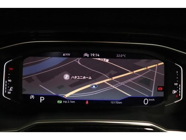 大型ディスプレイによるデジタルメータークラスター付車両です。パネル正面に車両情報やナビゲーションが映し出され目線を変えず目的地まで安心したドライビングが出来ます。
