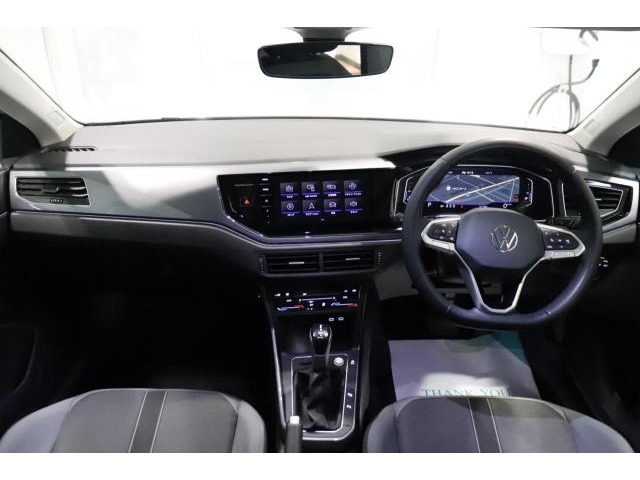 運転席助手席です。安全装備をオプションで追加するのは日本的発想。フォルクスワーゲン車はサイドエアバッグを全車標準で装備しております。
