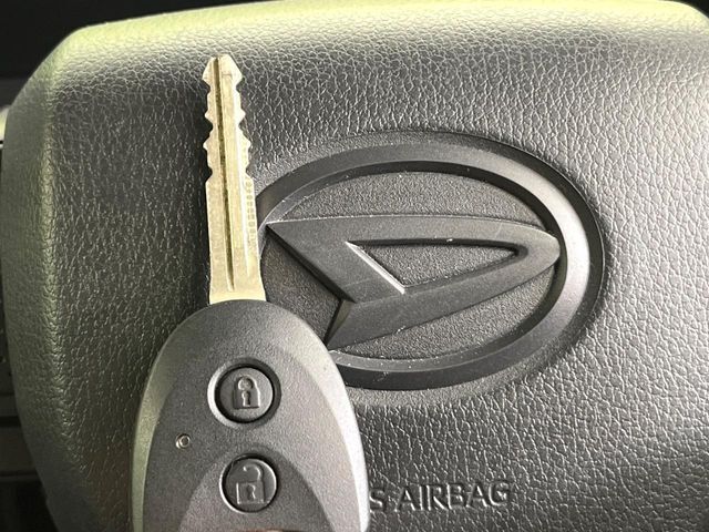 【キーレス】少し離れた場所からでもボタン一つでドアの開錠・施錠ができるのでとっても便利！ドアの鍵穴周りに傷をつけることもありません♪