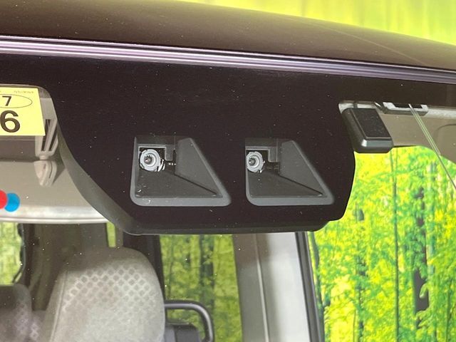 【スマートアシスト】走行中に前方の車両等を認識し、衝突しそうな時は警報とブレーキで衝突回避と被害軽減をアシスト。より安全にドライブをお楽しみいただけます。