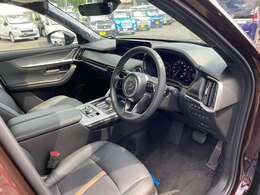 足元も広く使いやすいです！高級感のある内装がありいいですね！