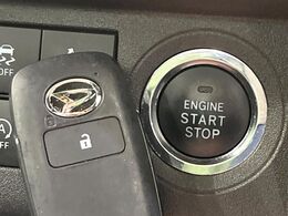 【キーフリーシステム】カバンやポケットに入れたままでもドアの施錠・解錠が可能なスマートキーを装備。エンジンのオン・オフ時もカギを取り出す必要が無いからとっても便利です♪