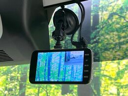 【ドライブレコーダー】安心・安全なカーライフに必須のドライブレコーダーを装備！走行中はもちろん、あおり運転や事故に遭遇した際の状況も映像で記録し、万一のリスクに備えます。