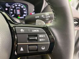 【アダプティブクルーズコントロール】高速道路での長距離走行が楽に！！自動で速度を保つクルーズコントロールが、衝突軽減システムと連携し、前方の車両を感知して車間を保つように速度調節してくれます！！