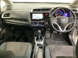 車内は光触媒抗菌消臭施工済です。インパネ周りはスタイリッシュなデザインで機能や装備も充実しています。グローブボックスやカップホルダーのほかにトレーなどたくさんの収納スペースが付いています。
