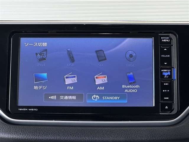 Bluetooth対応、CD/DVD再生機能付き。お好きな音楽を聴きながらのドライブは楽しいですよね～♪
