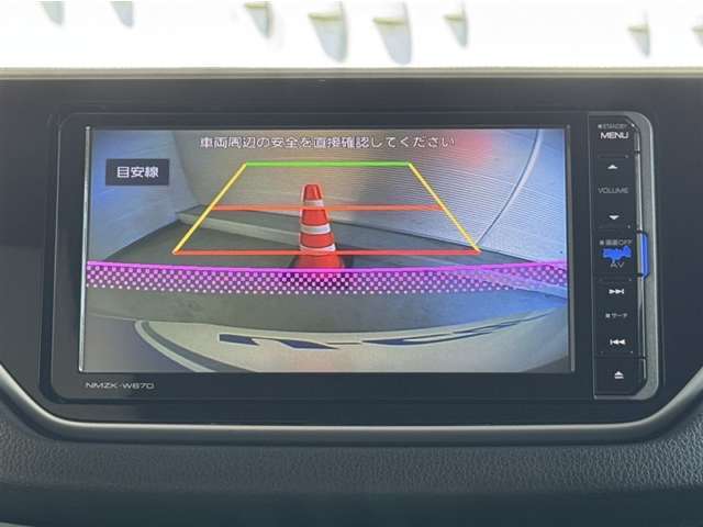 バックモニター付きです。車の後方に小型カメラが付いており、バックする際の後方の様子をモニター上に表示します。