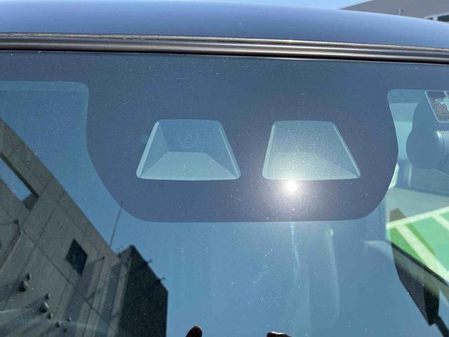 複眼式カメラが人や車両を検知し、衝突の回避支援・被害軽減につとめます。その他誤発進抑制制御機能や先行車発進お知らせ機能もございます☆