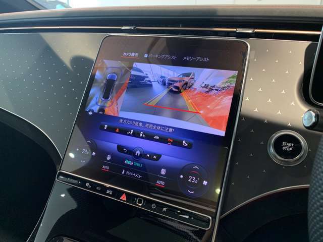 【360度カメラシステム】リバースと連動し、車両後方の映像をディスプレィに表示。歪みの少ないカメラにより鮮明な画像で後退の運転操作をサポートします。